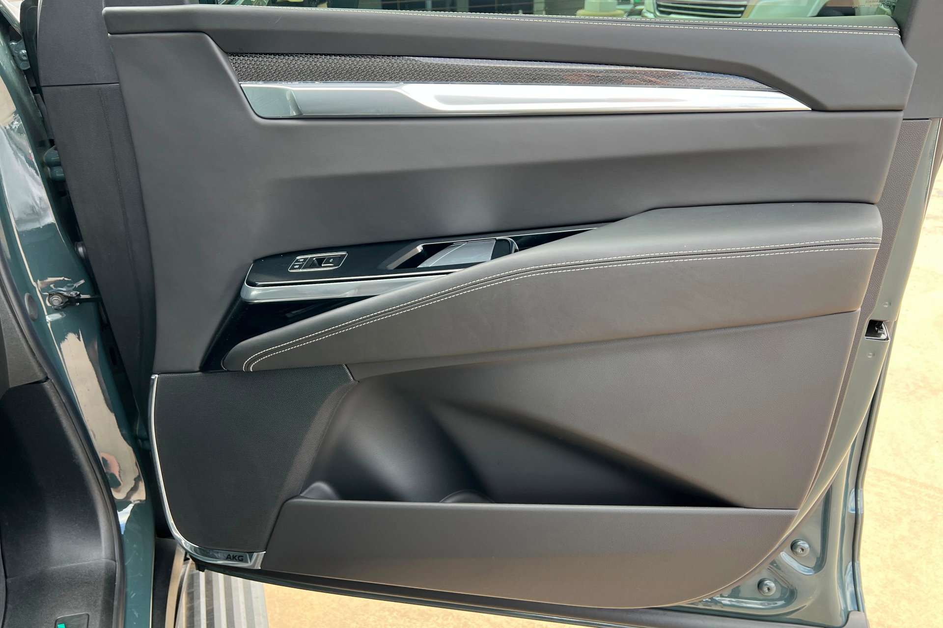 Certified 2025 Cadillac Escalade V w/ LPO, ONYX Package AWD/4WD image 25