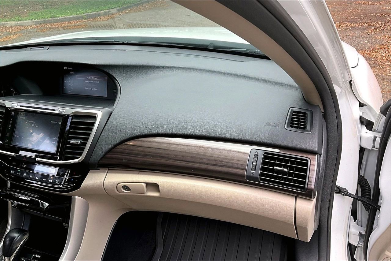 Used 2016 Honda Accord Touring image 21