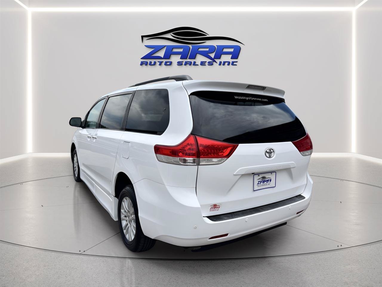 Used 2011 Toyota Sienna XLE w/ Premium Pkg FWD image 3