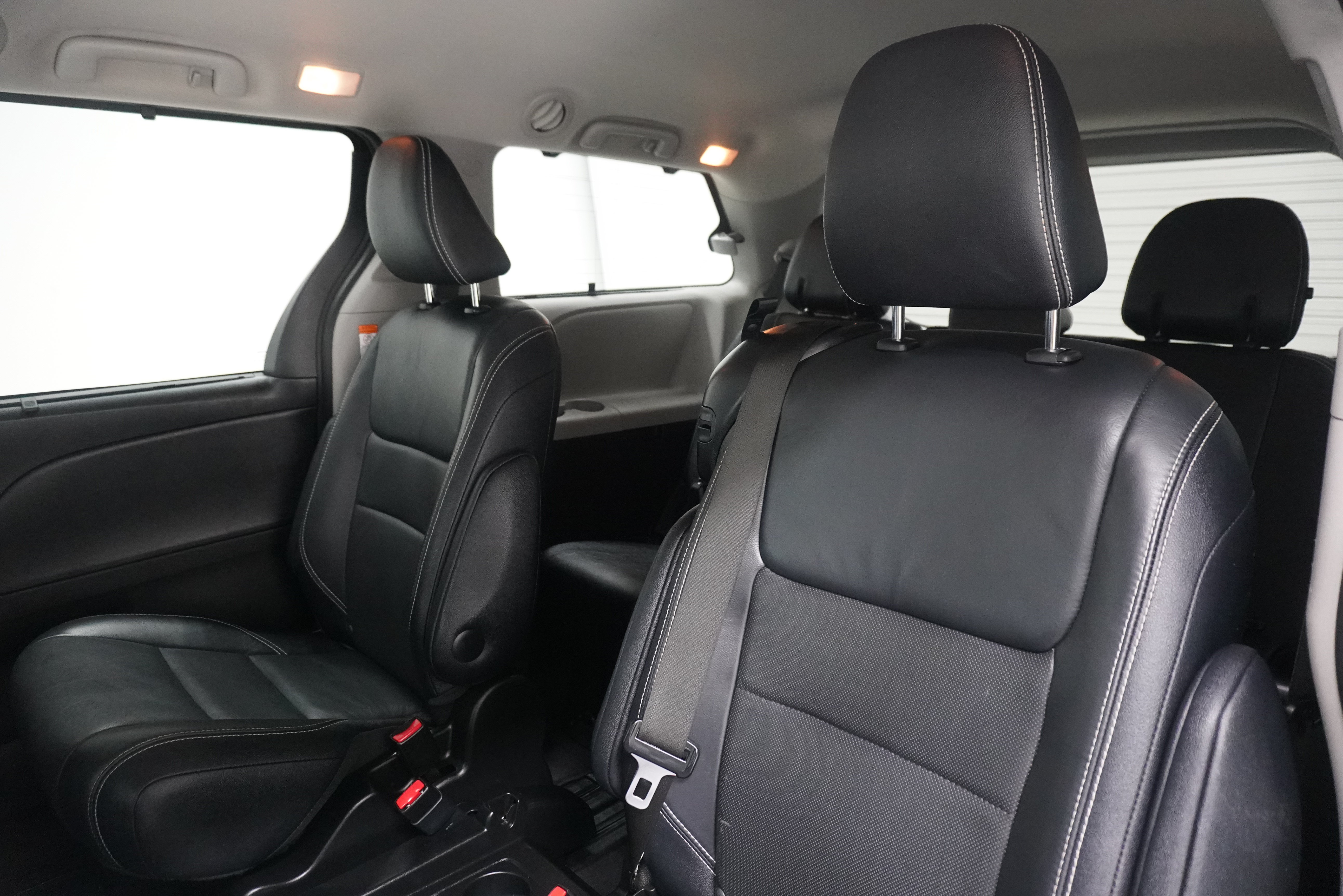 Used 2016 Toyota Sienna SE FWD image 13