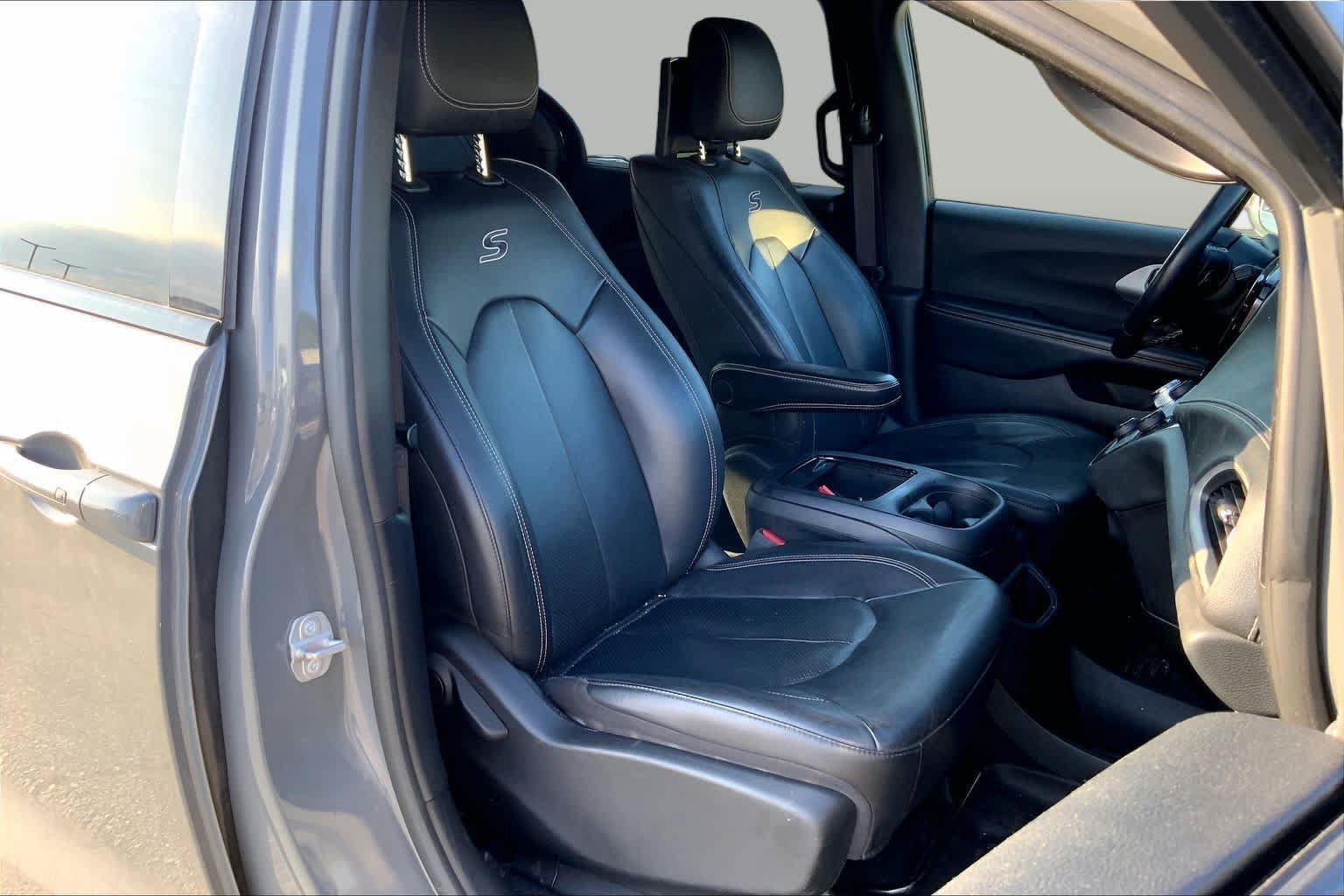 Used 2021 Chrysler Pacifica Touring-L w/ Uconnect Theater Family Group FWD image 8