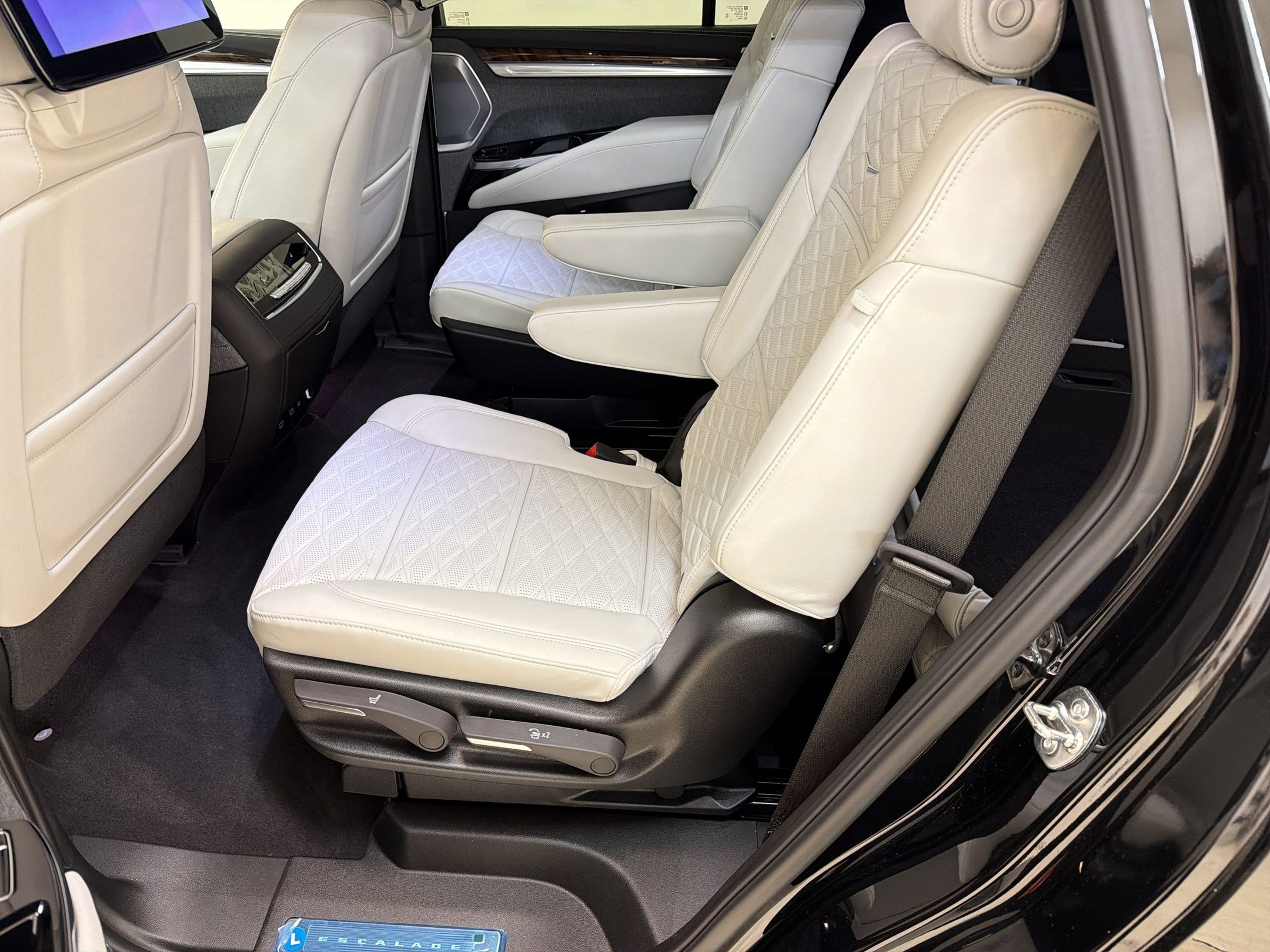 New 2026 Cadillac Escalade Platinum Luxury w/ LPO, Radiant Package AWD/4WD image 15