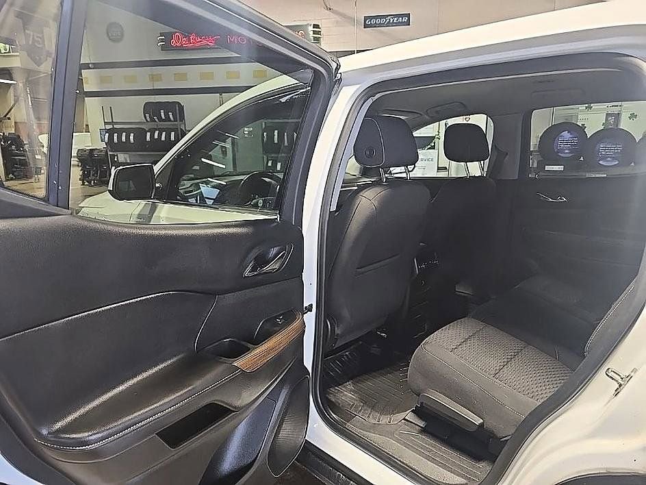 Used 2018 GMC Acadia SLE image 28