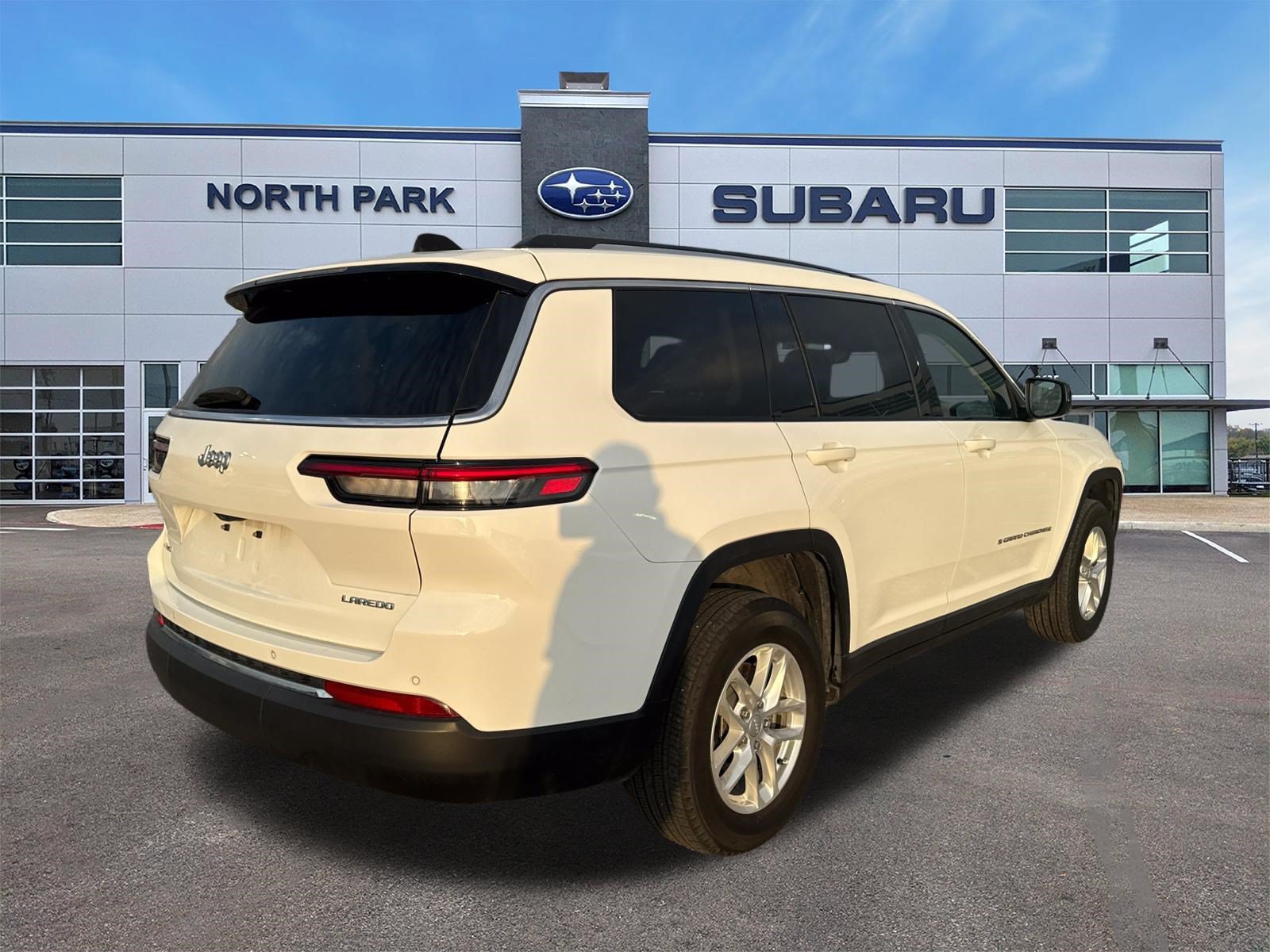 Used 2023 Jeep Grand Cherokee L Laredo w/ Trailer Tow Group (B) AWD/4WD image 3