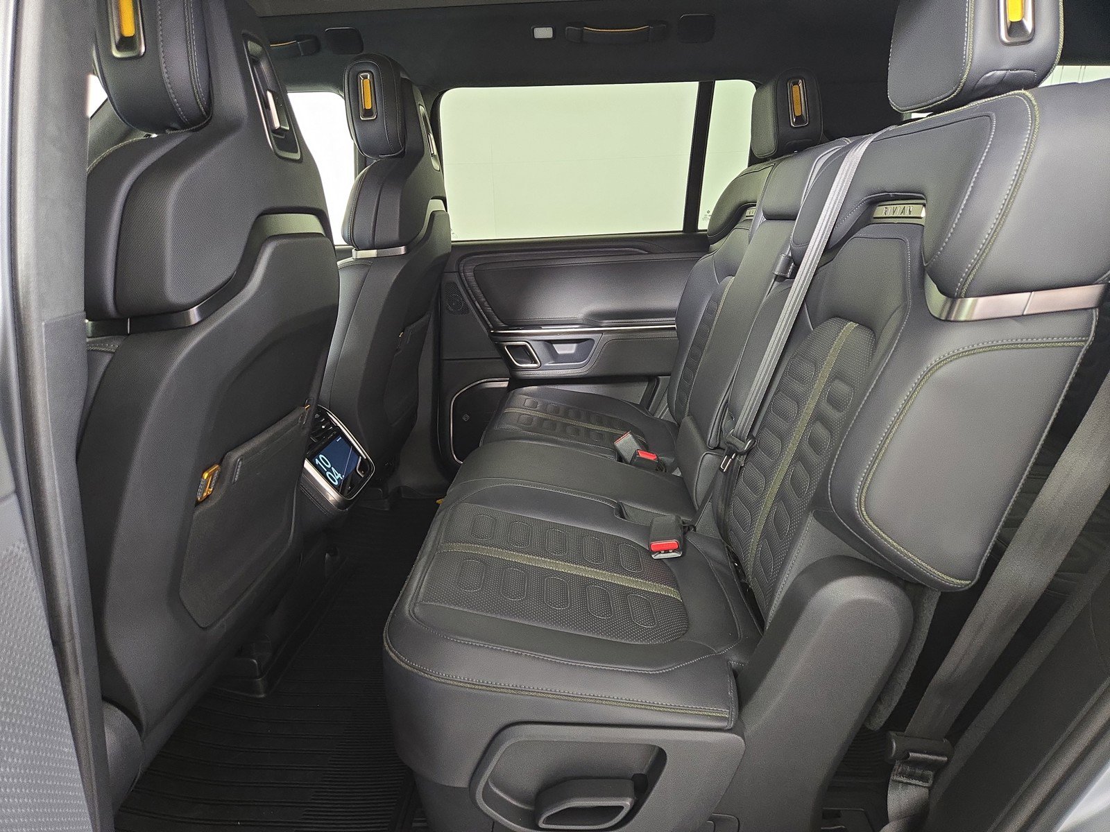 Used 2024 Rivian R1S Adventure image 21