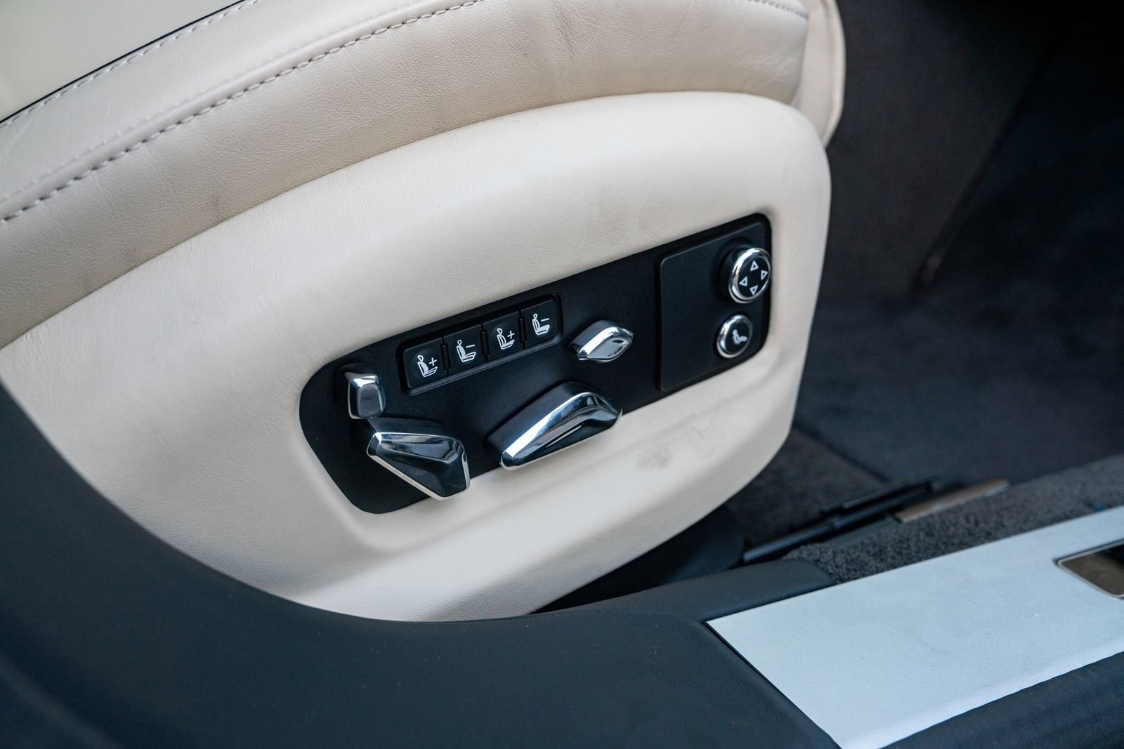 Certified 2025 Bentley Flying Spur Plug-In Hybrid image 41