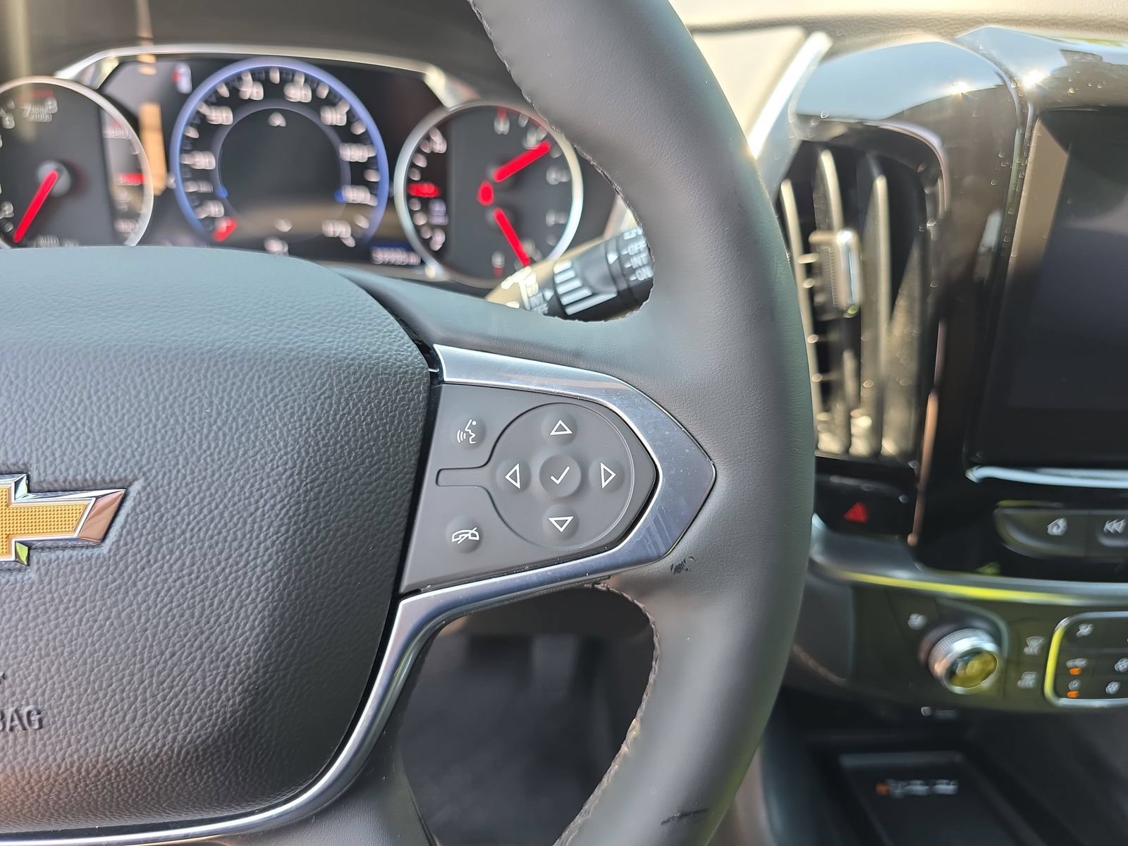 Used 2023 Chevrolet Traverse Premier FWD image 19