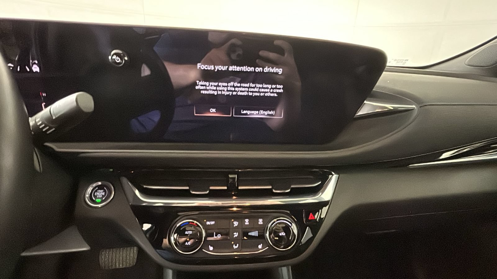 Used 2025 Buick Envista Sport Touring w/ Experience Buick Package FWD image 27