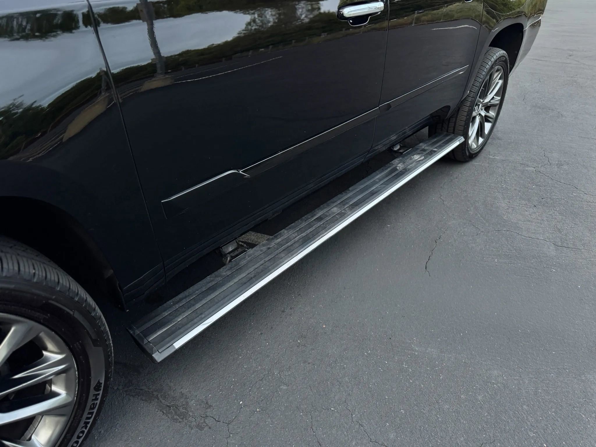 Used 2020 Cadillac Escalade ESV Premium Luxury w/ Escalade Sport Edition AWD/4WD image 17