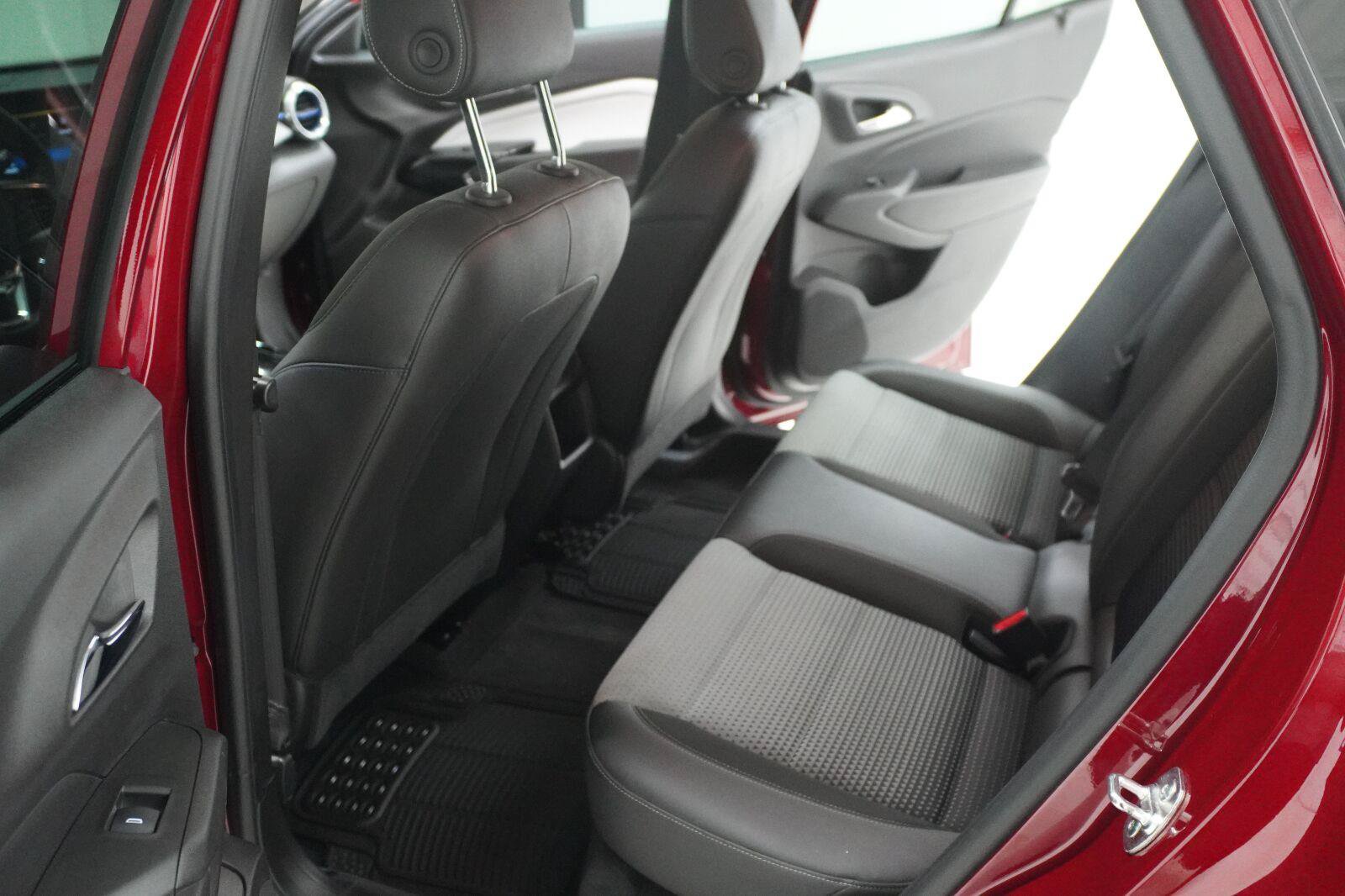 Used 2025 Chevrolet Trax LT w/ Driver Confidence Package FWD image 11