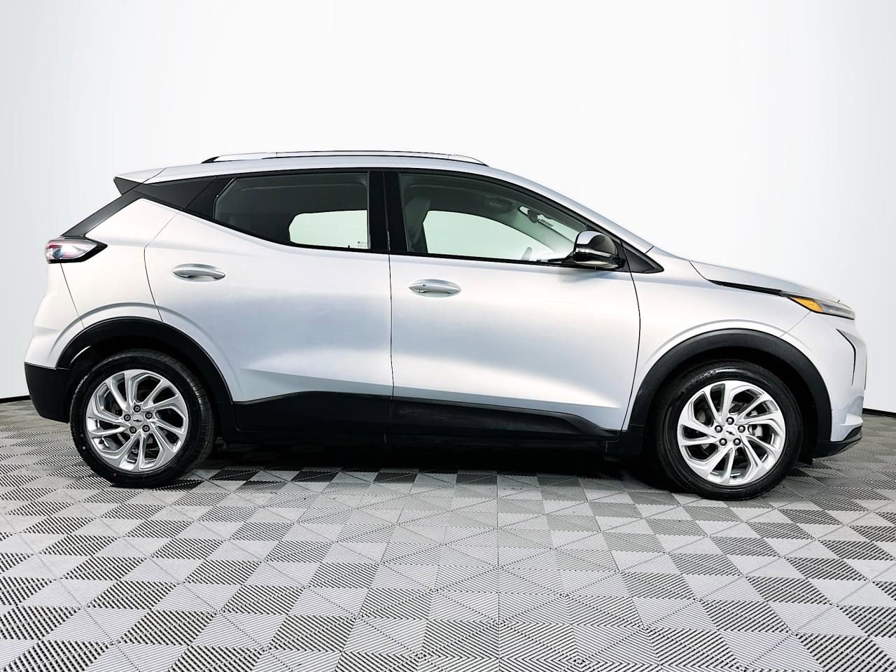 Used 2023 Chevrolet Bolt EUV LT FWD image 26