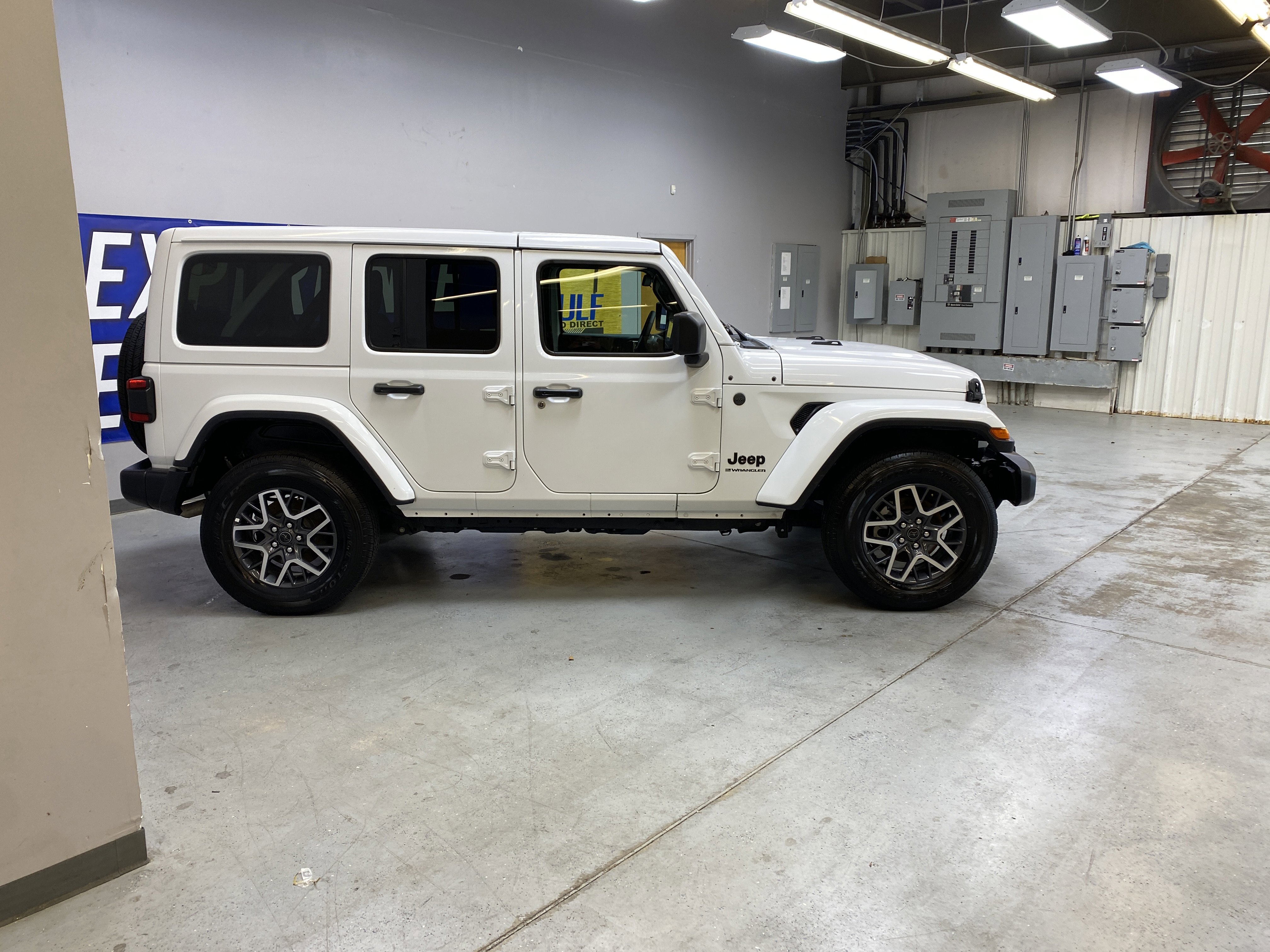Used 2025 Jeep Wrangler Sahara image 8