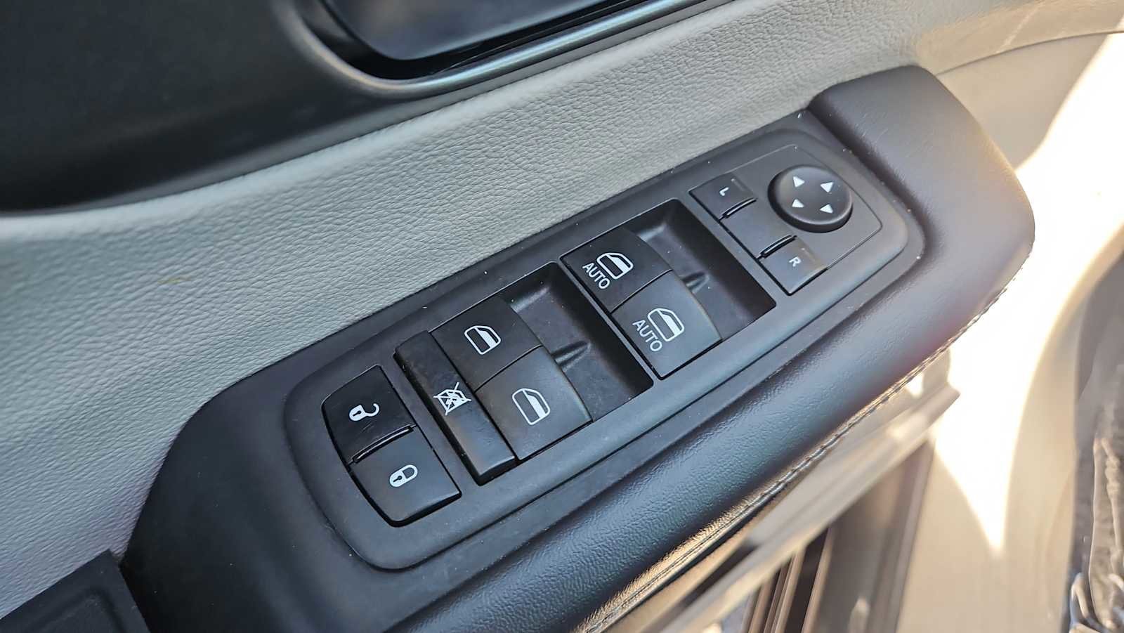 Used 2023 Chrysler Pacifica Touring-L image 15