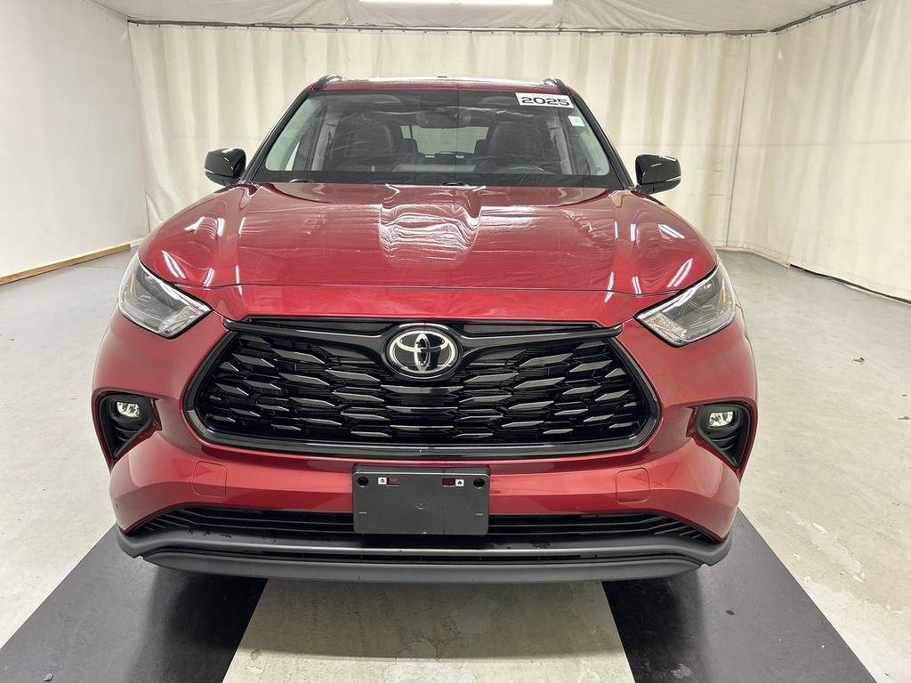 Used 2025 Toyota Highlander XLE AWD/4WD image 3