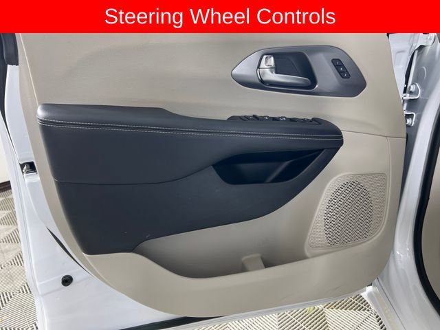 Used 2024 Chrysler Pacifica Touring-L image 13