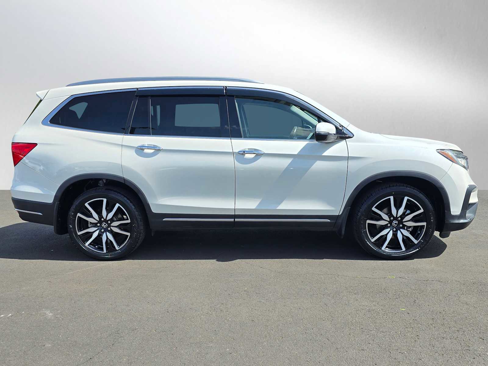 Used 2019 Honda Pilot Elite image 2