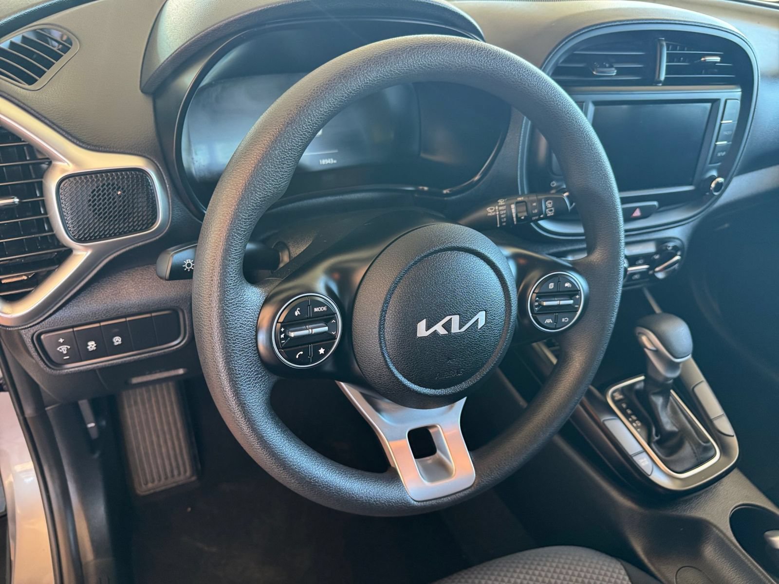 Used 2025 Kia Soul LX w/ LX Technology Package FWD image 28