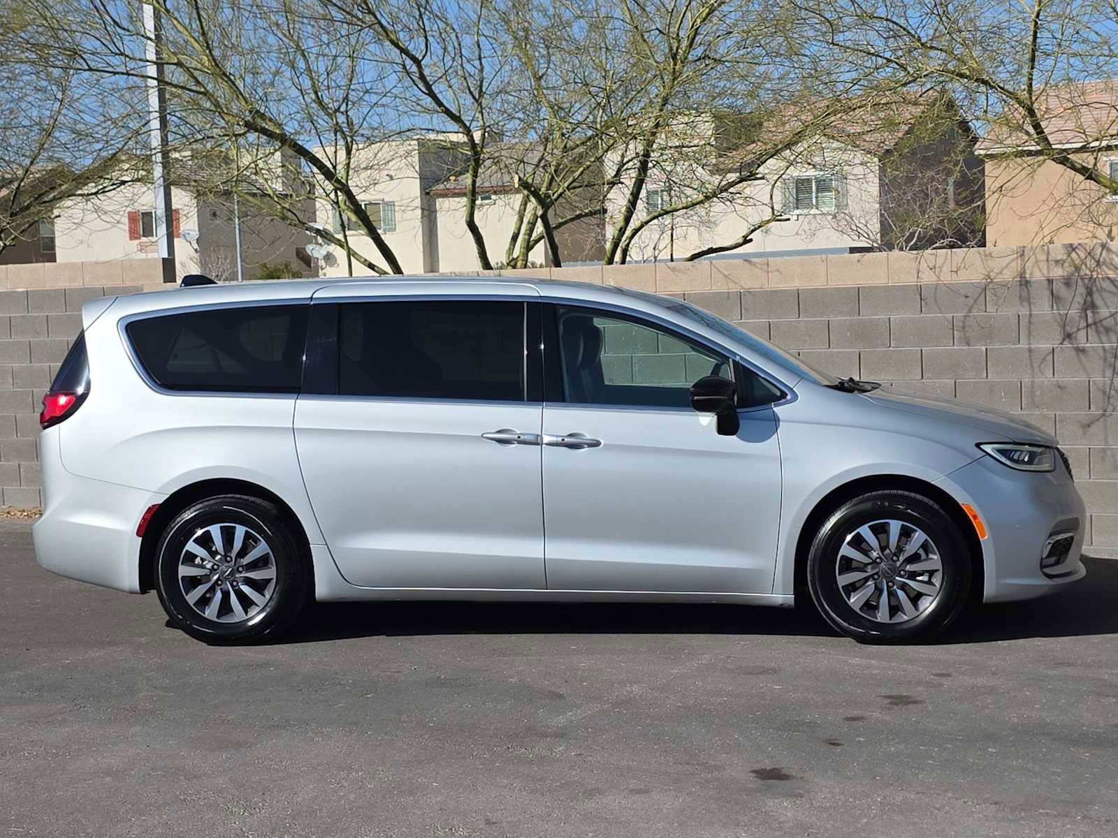 Used 2024 Chrysler Pacifica Limited FWD image 9