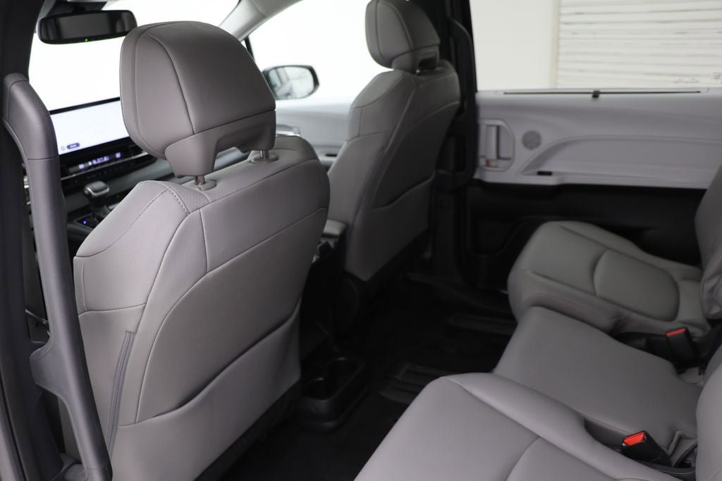 Used 2025 Toyota Sienna XLE FWD image 11