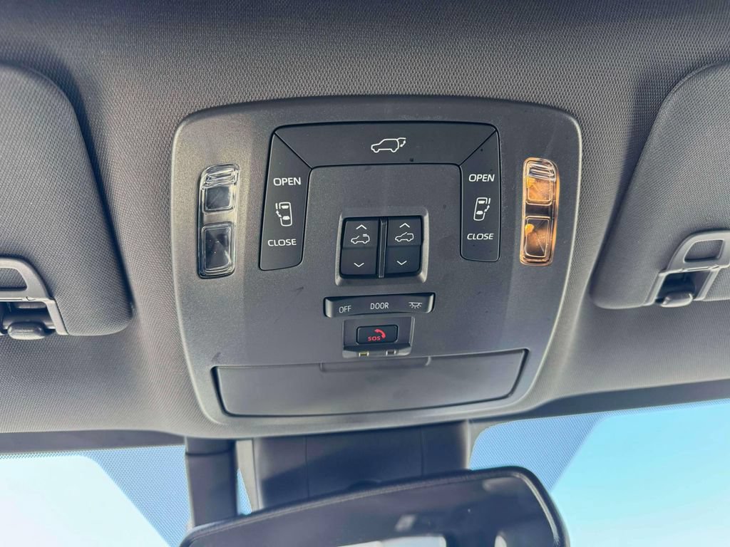 Used 2024 Toyota Sienna XLE Woodland Edition AWD/4WD image 33