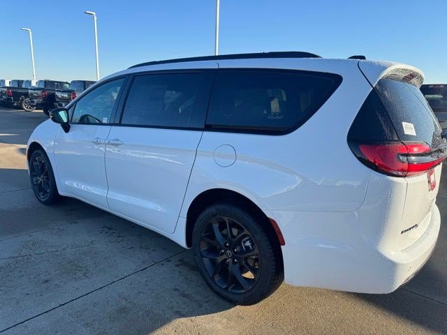 New 2026 Chrysler Pacifica Select image 5
