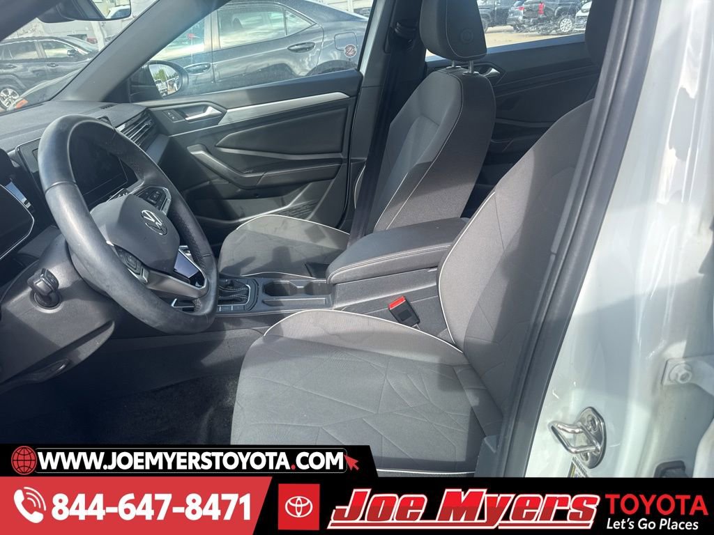 Used 2025 Volkswagen Jetta Sport image 2