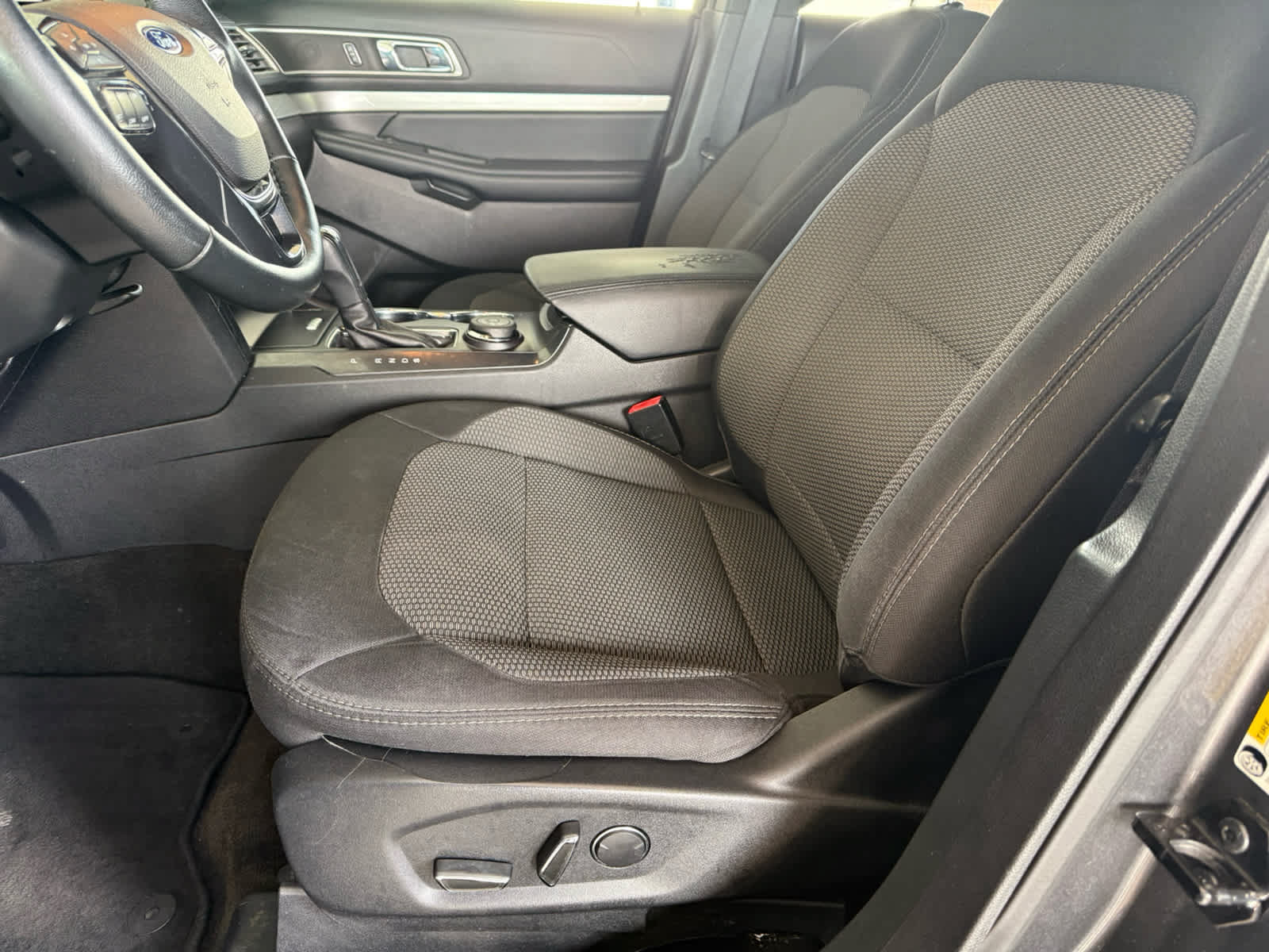 Used 2017 Ford Explorer XLT AWD/4WD image 4