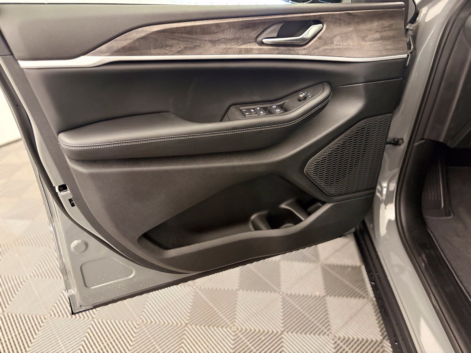 New 2027 Jeep Grand Cherokee 4WD image 2