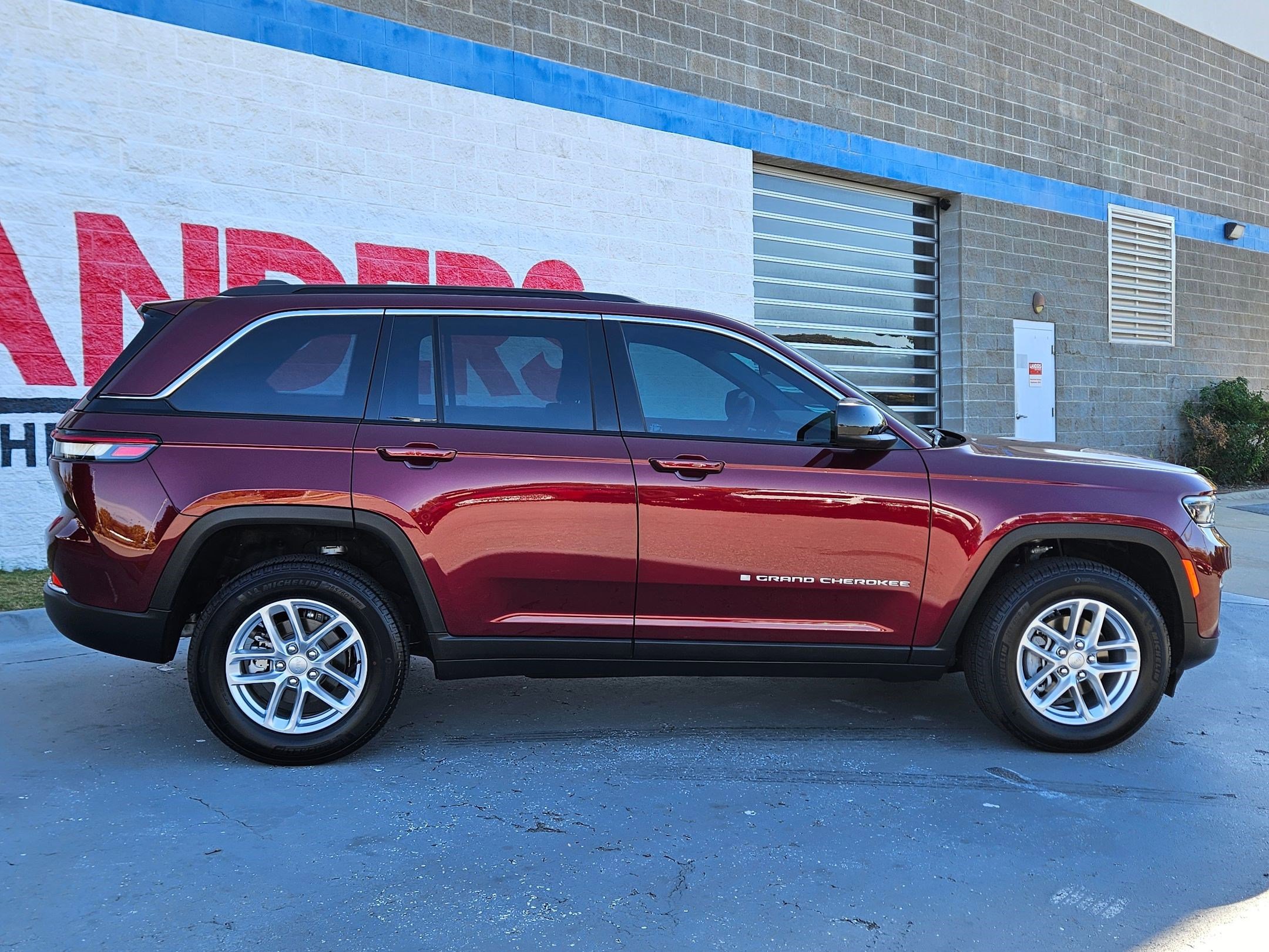 Used 2025 Jeep Grand Cherokee Laredo X w/ Luxury Tech Group I image 8