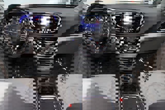 Used 2017 Chrysler Pacifica Touring-L Plus image 3