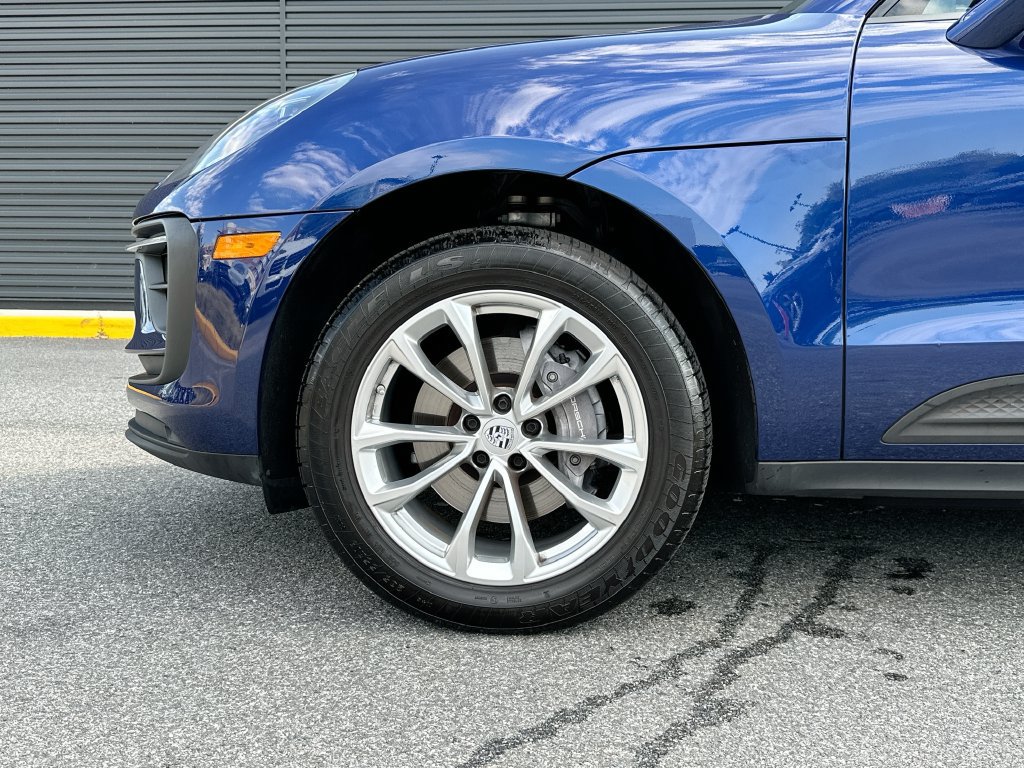 Certified 2024 Porsche Macan AWD/4WD image 33