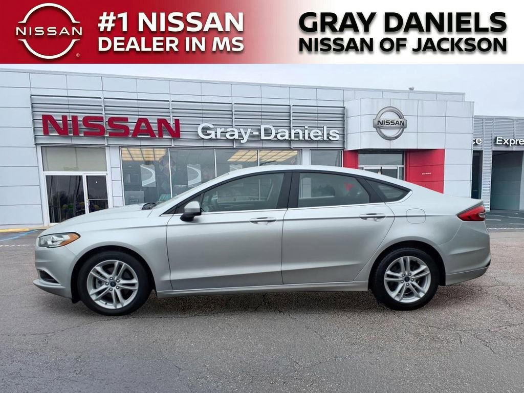 Used 2018 Ford Fusion SE w/ Fusion SE Technology Package FWD image 4