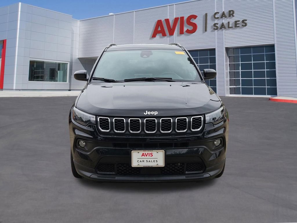 Used 2025 Jeep Compass Latitude w/ Sun & Sound Group AWD/4WD image 10