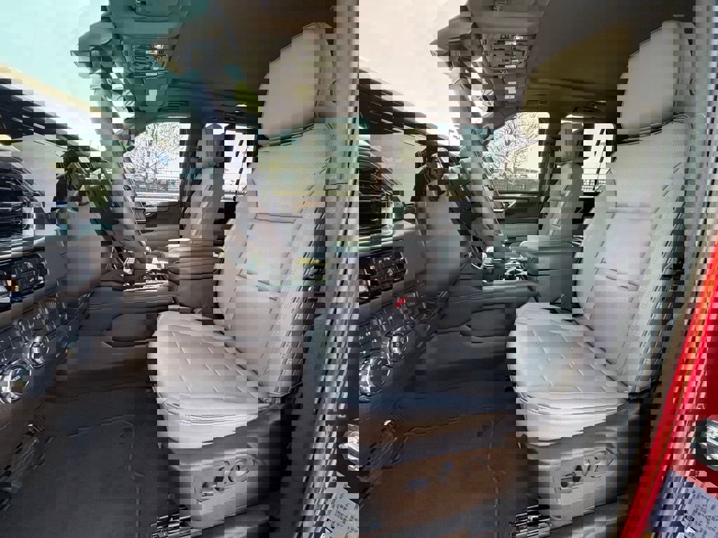 Used 2025 GMC Yukon Elevation w/ Elevation Premium Package image 16