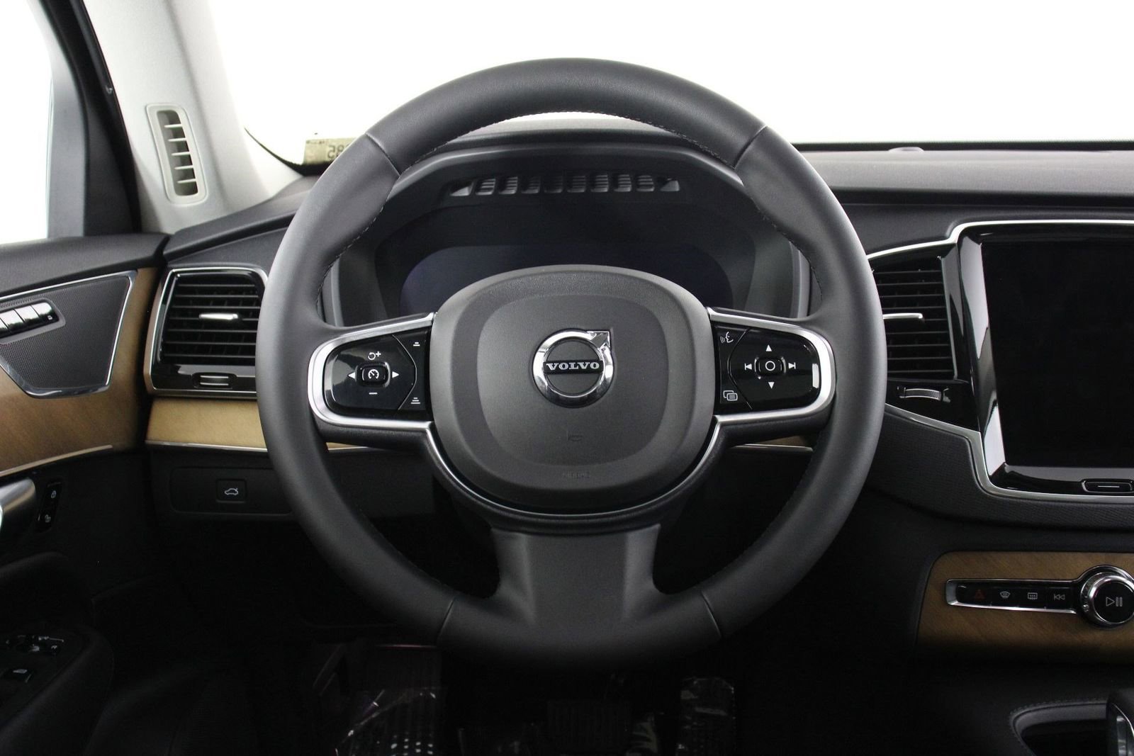 Used 2023 Volvo XC90 B5 Plus w/ Protection Package Premier AWD/4WD image 8