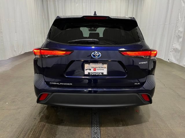 Used 2021 Toyota Highlander XLE AWD/4WD image 4