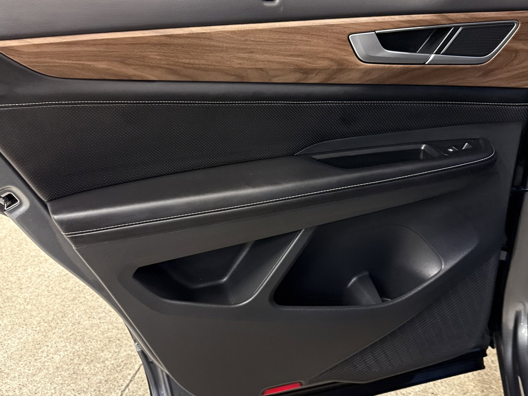 Used 2024 Volkswagen Atlas SE w/ Black Wheel Package image 11