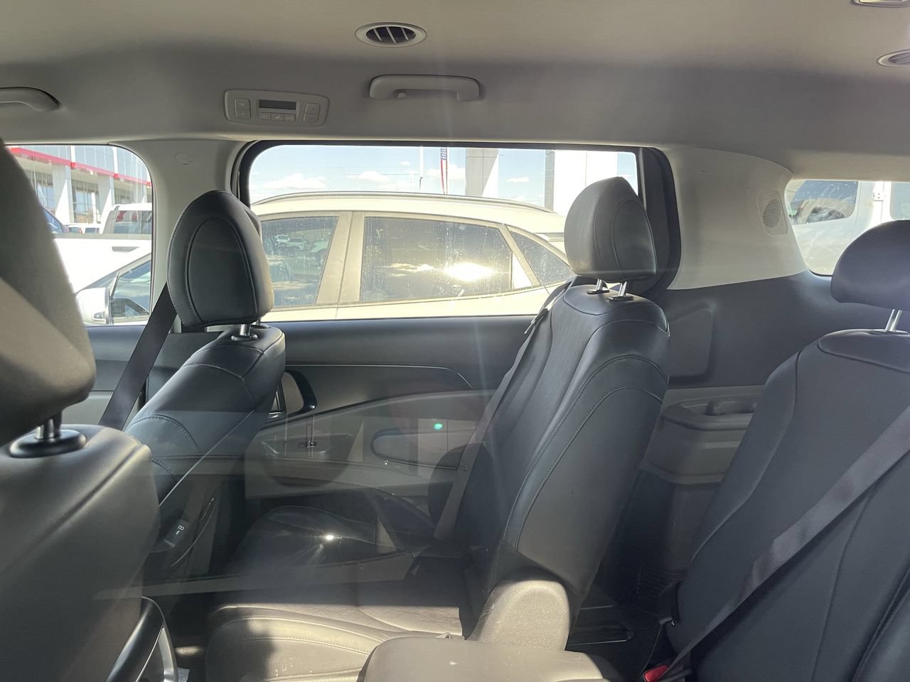 Used 2025 Kia Carnival FWD image 7