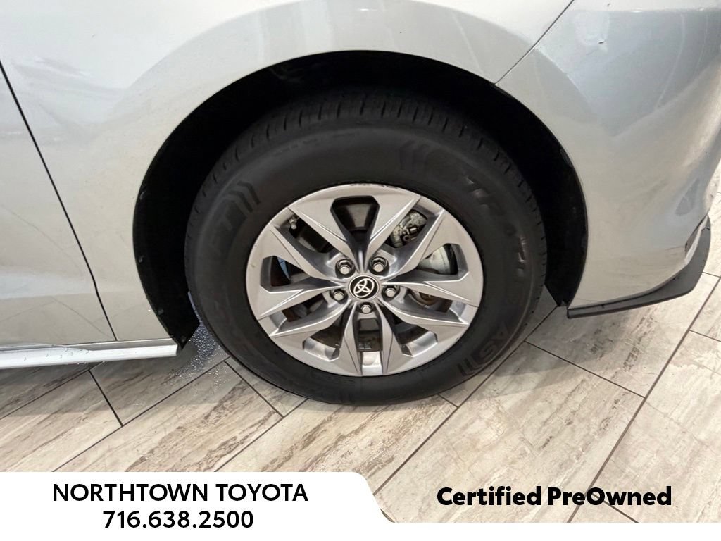 Used 2024 Toyota Sienna LE AWD/4WD image 18