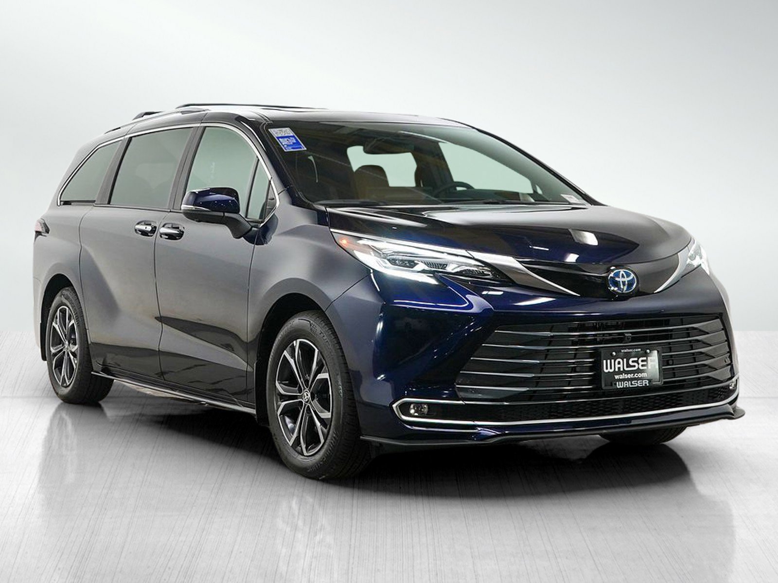 Used 2025 Toyota Sienna Platinum AWD/4WD image 9