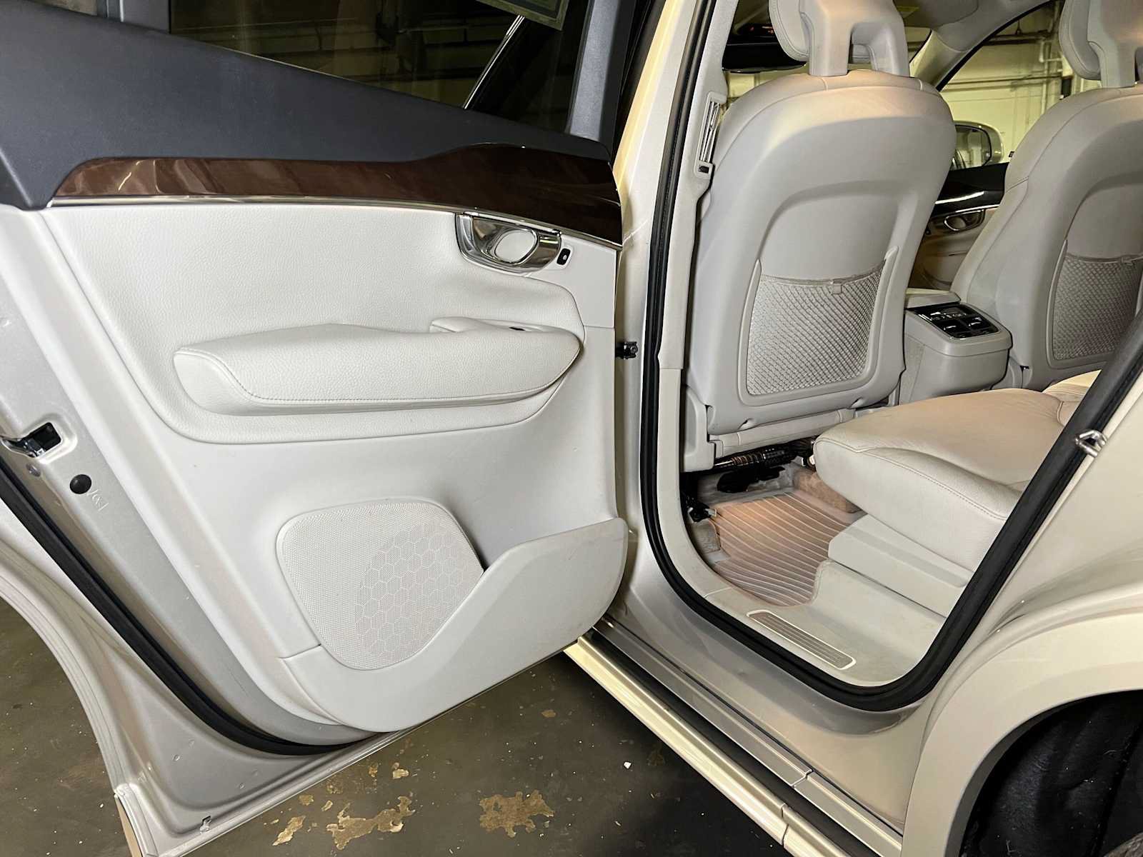 Used 2016 Volvo XC90 T6 Momentum w/ Momentum Plus Package AWD/4WD image 19