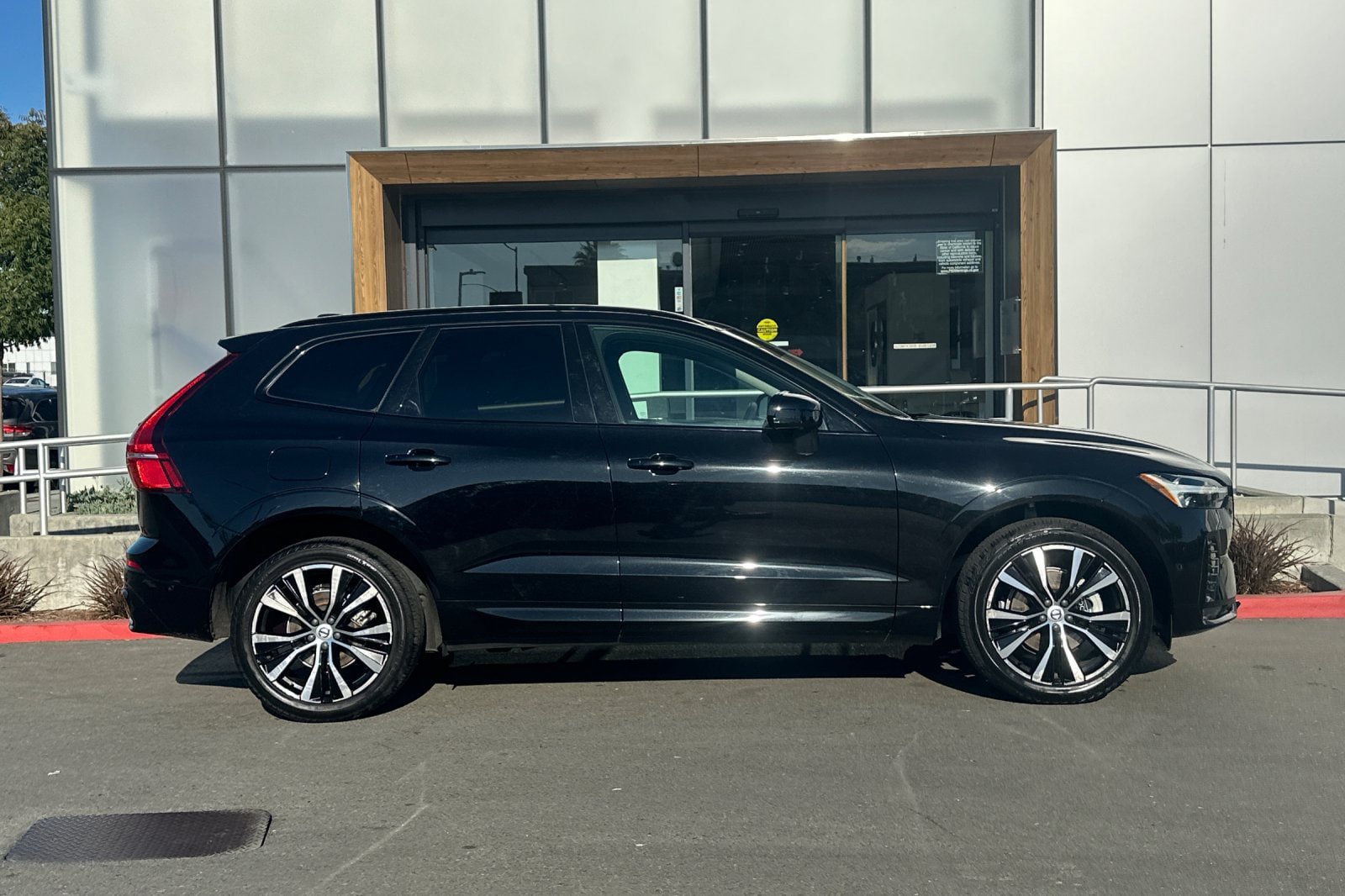 Certified 2024 Volvo XC60 B5 Plus AWD/4WD image 9