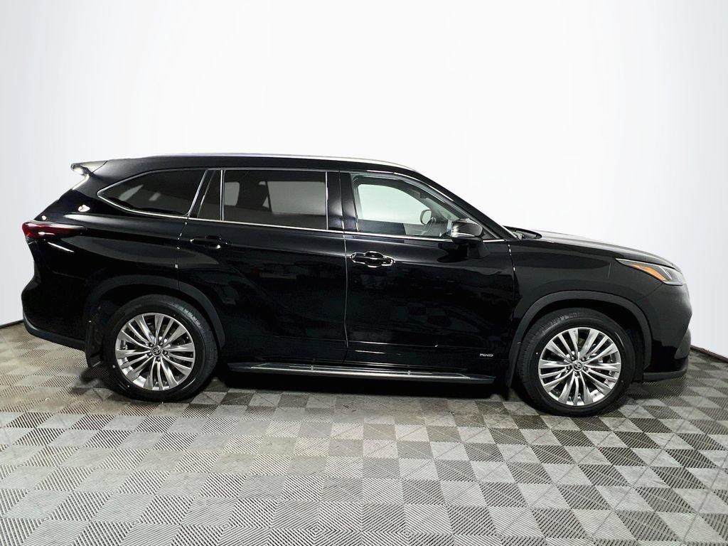 Certified 2024 Toyota Highlander Platinum AWD/4WD image 8