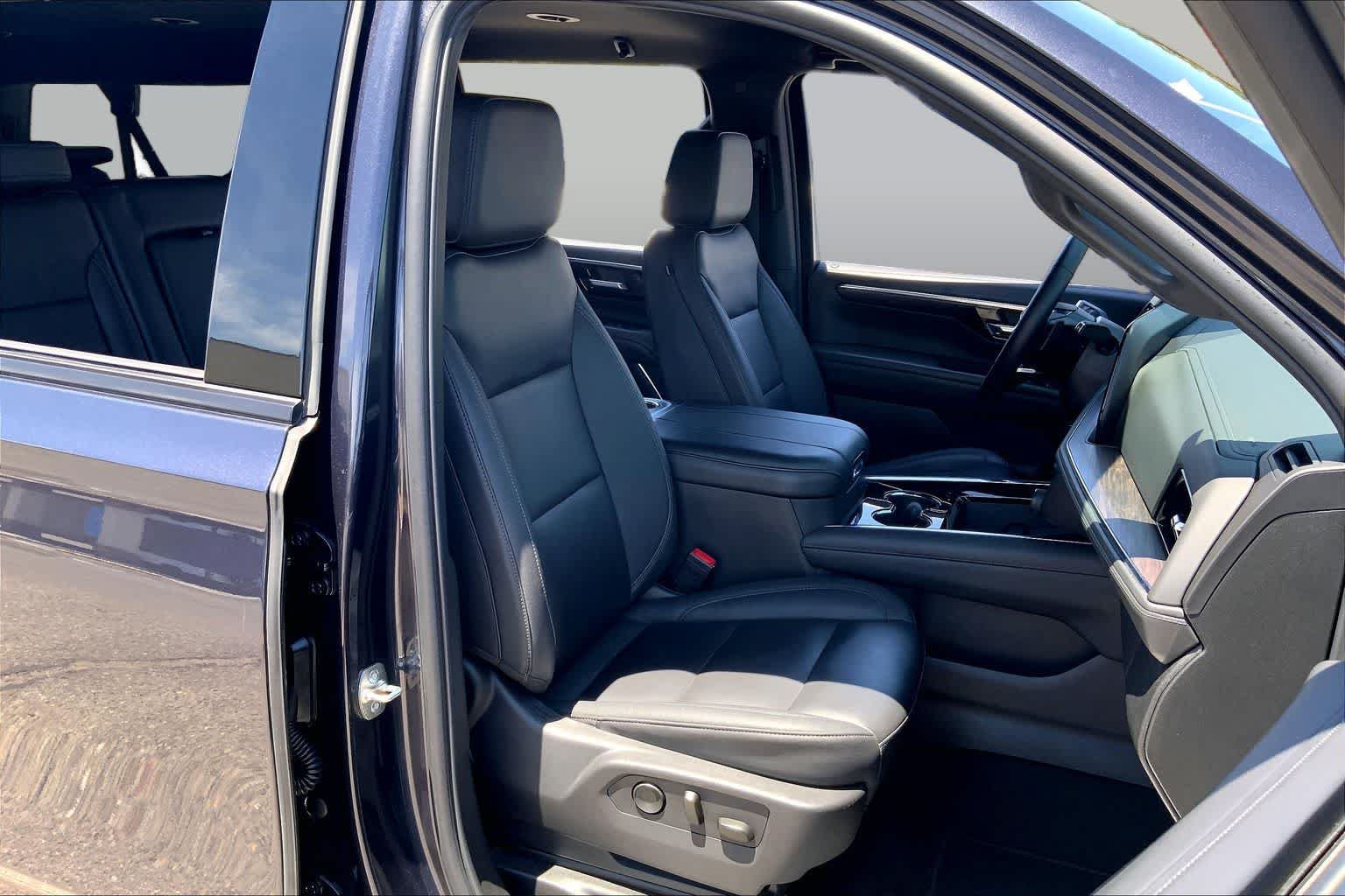 Used 2025 Chevrolet Suburban Z71 AWD/4WD image 8