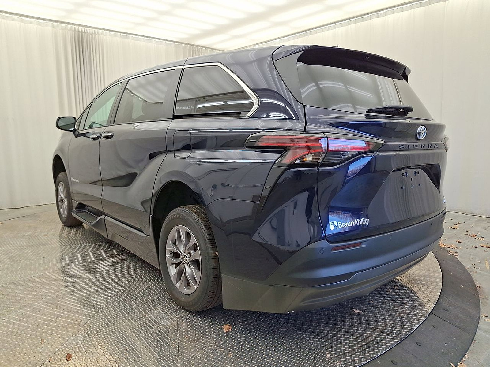 Used 2022 Toyota Sienna XLE FWD image 28