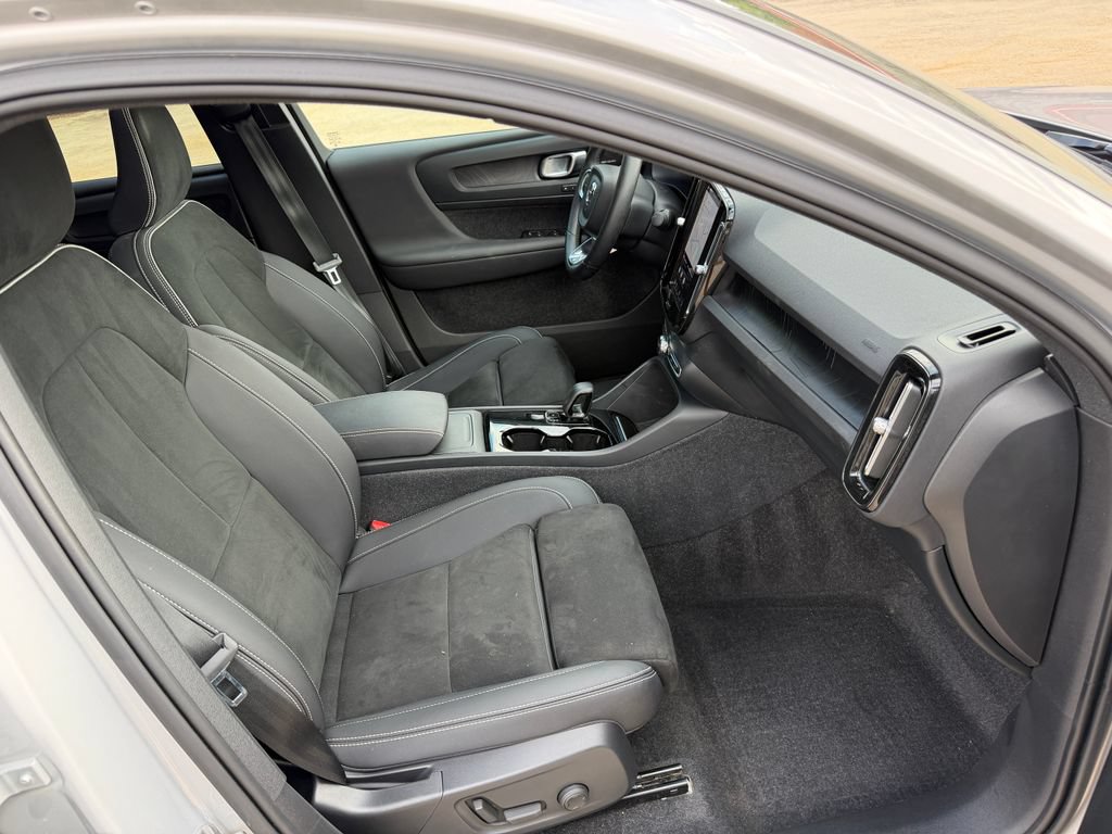 Certified 2023 Volvo C40 P8 Recharge Ultimate w/ Protection Package Premier AWD/4WD image 22