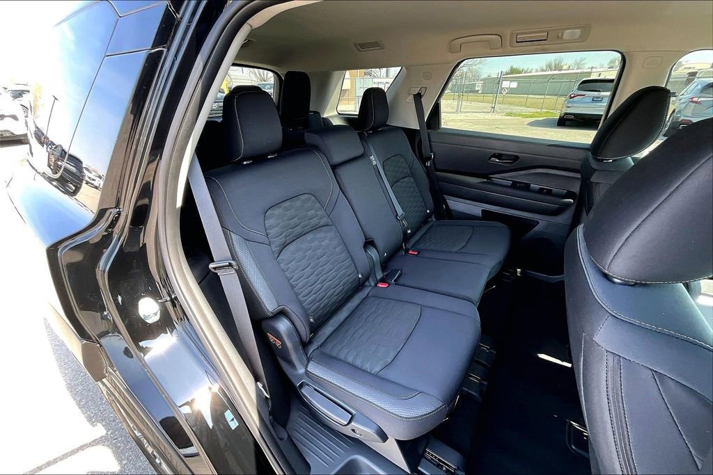 Used 2025 Nissan Pathfinder S image 37