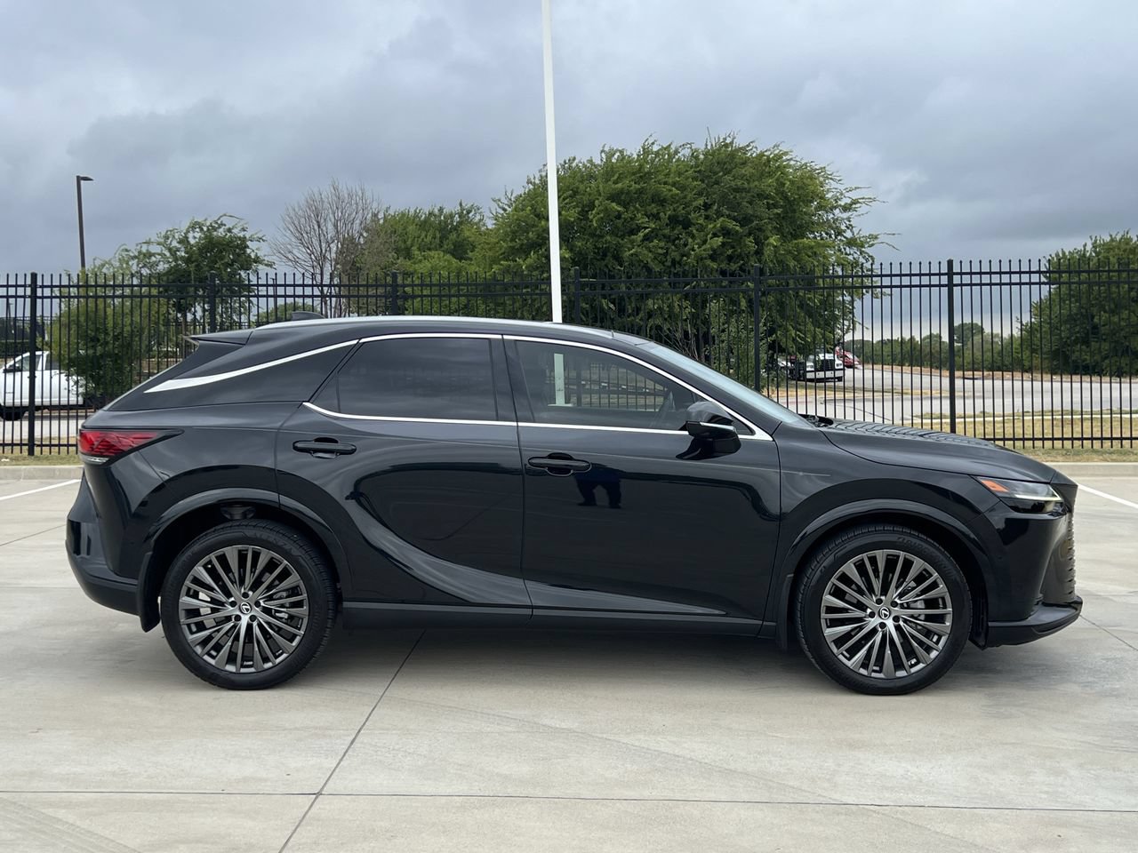 Used 2024 Lexus RX 350 FWD w/ Convenience Package image 3