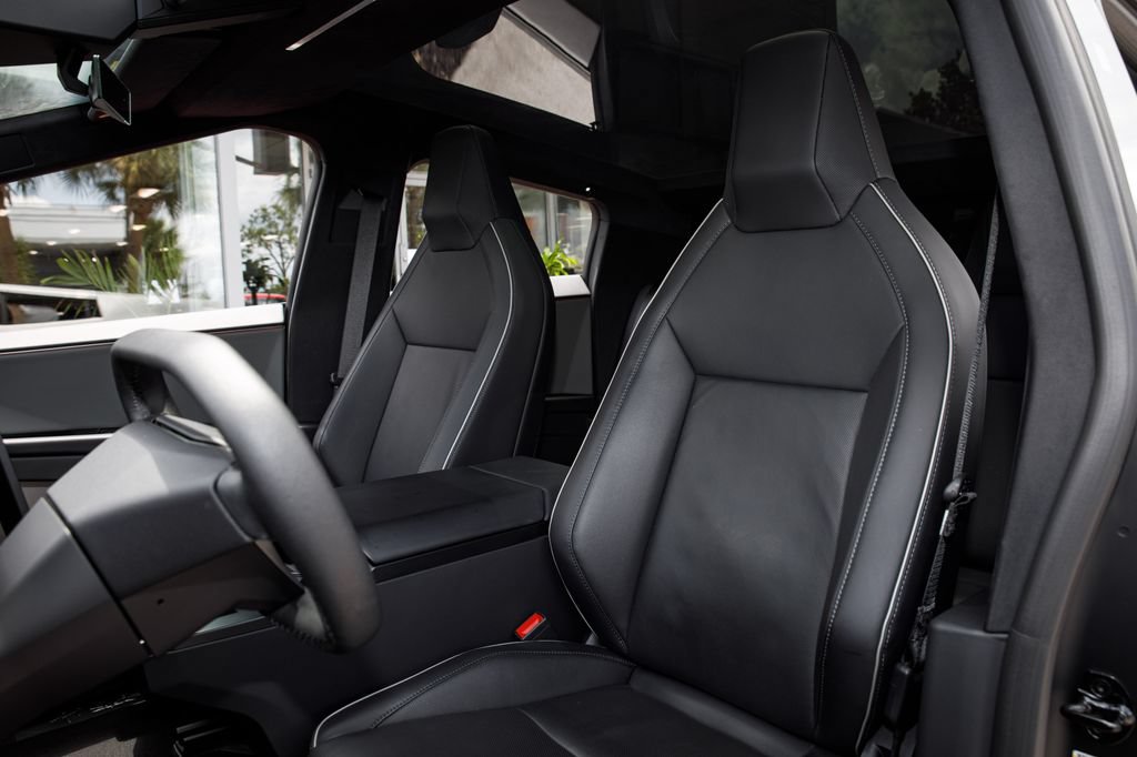 Used 2025 Tesla Cybertruck AWD Crew Cab image 23