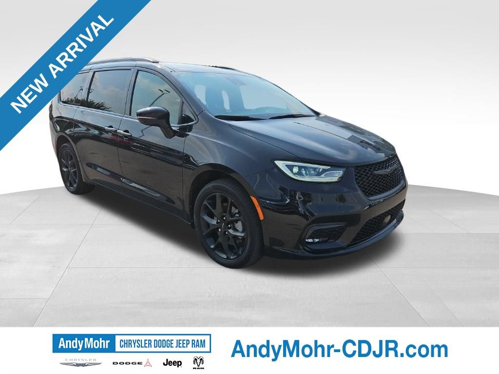 Used 2023 Chrysler Pacifica Limited w/ Uconnect Theater Family Group AWD/4WD image 3